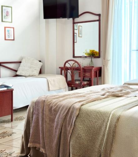 Camera luminosa, accogliente, con letto morbido e arredi eleganti. Atmosfera rilassante e serena.
