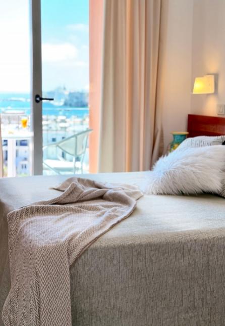 Camera luminosa con vista mare, letto accogliente e atmosfera rilassante.